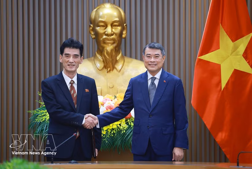 越南政府总理黎明兴会见朝鲜驻越南特命全权大使李成国。图自越通社