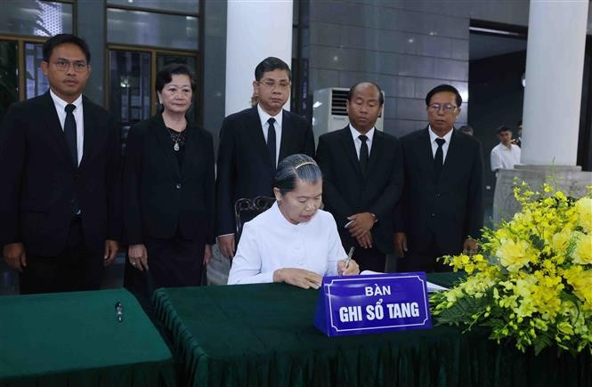 柬埔寨人民党副主席、柬埔寨民族统一阵线主席、柬越友好协会主席梅森安在吊唁簿上留言。图自越通社