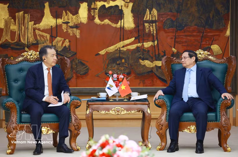 越南政府总理范明政会见欧亚经济委员会执委会主席萨金塔耶夫。图自越通社