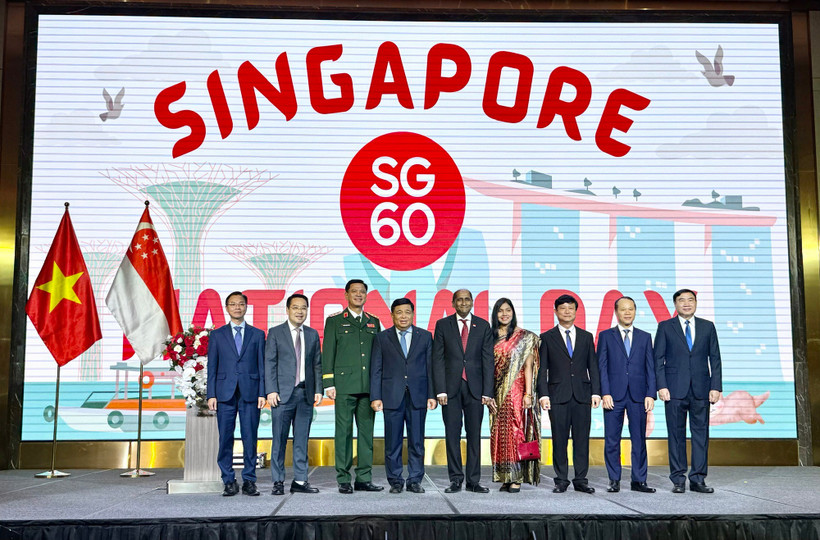 阮志勇副总理同与会代表合影。图自越通社