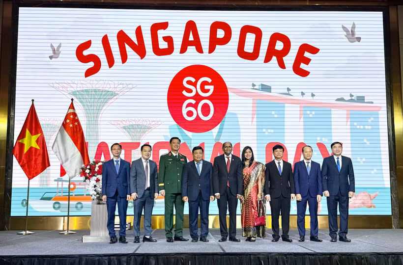 阮志勇副总理同与会代表合影。图自越通社