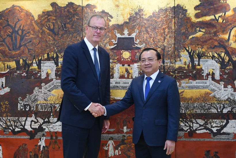 财政部副部长黎晋近与英国出口融资署首席执行官蒂姆·里德。图自越通社