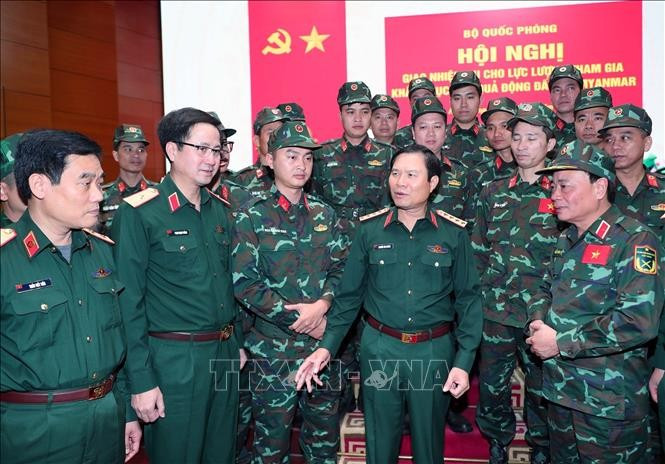 越南国防部副部长、总参谋长阮新疆大将激励着士兵们。图自越通社