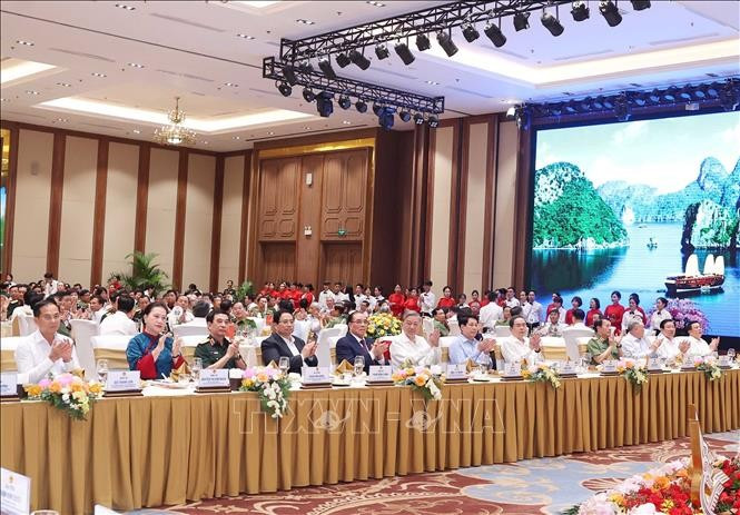 苏林总书记出席国防部、公安部和外交部代表见面会。图自越通社