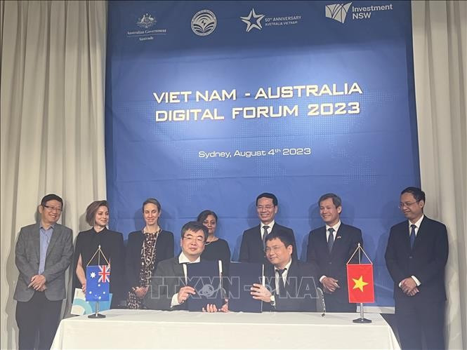悉尼科技大学与邮电技术学院代表签署了谅解备忘录(MOU)。图自越通社