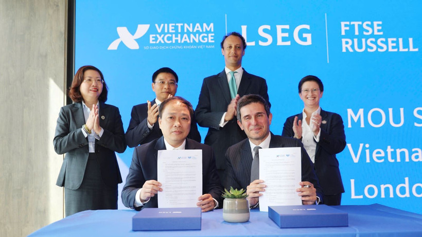 越南证券交易所（VNX）与富时国际有限公司（FTSE）签署合作备忘录。图自越通社