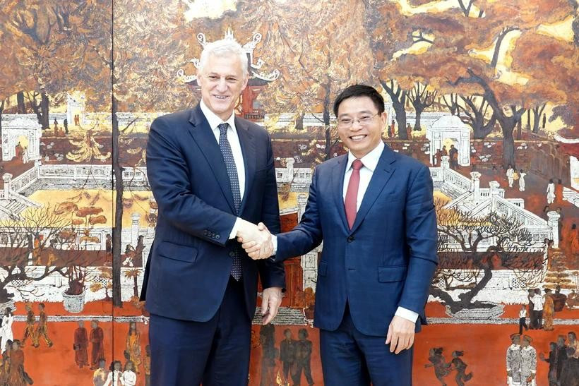 越南财政部长阮文胜与渣打集团首席执行官温拓思。图自Vietnam+