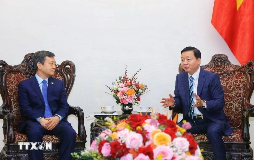 越南政府副总理陈红河会见中国土木工程集团有限公司总经理陈思昌。图自越通社