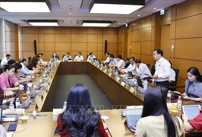 国会分组讨论了《〈教育法〉若干条款修改补充法》、《高等教育法（修正案）》、《职业教育法（修正案）》等三项法案。图自越通社