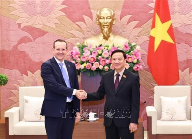 越南国会副主席阮克定会见巴西—越南友好议员小组主席霍奈塞尔。图自越通社