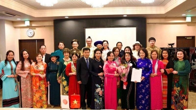 越南奥黛遗产俱乐部的代表与越南驻日本大使馆干部合影留念。图自越南人民报