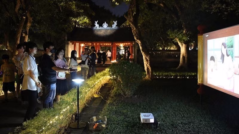 游客体验文庙-国子监夜游之旅。图自人民报