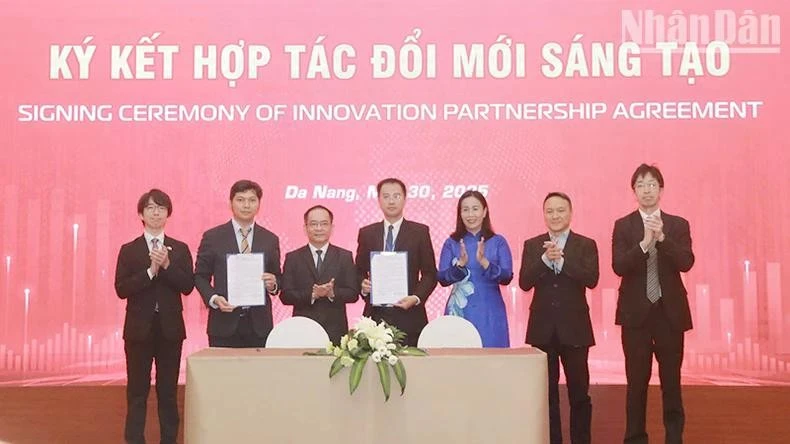 各单位之间的创新合作签约仪式。图自人民报