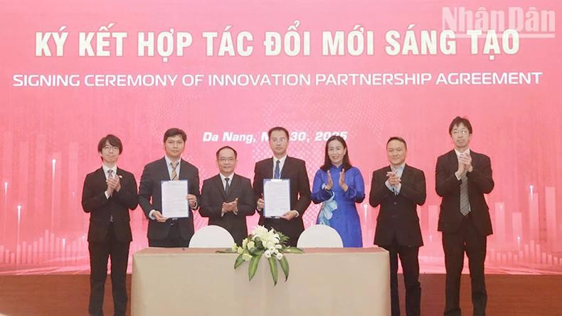 各单位之间的创新合作签约仪式。图自人民报