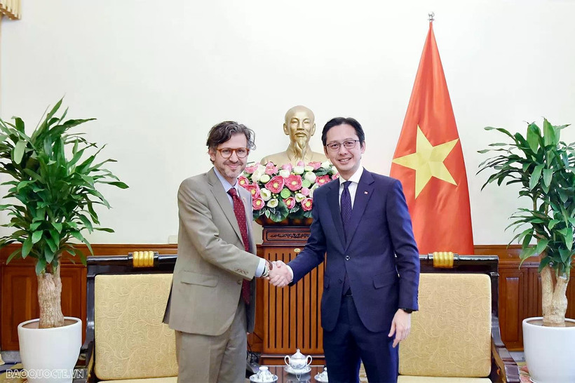 越南外交部副部长杜雄越会见哥伦比亚负责多边事务副外长毛里西奥·哈拉米略。图自越通社