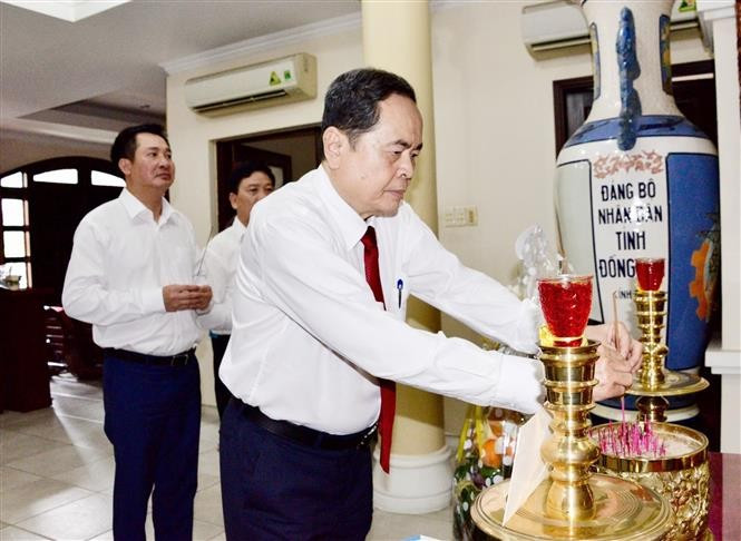 越南国会主席陈青敏进香缅怀已故国会主席阮友寿。图自越通社