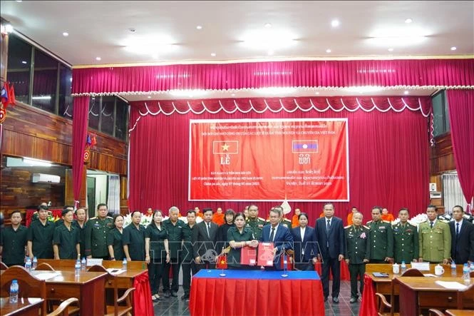 在老挝牺牲的越南志愿军烈士遗骸交接送行仪式。图自越通社