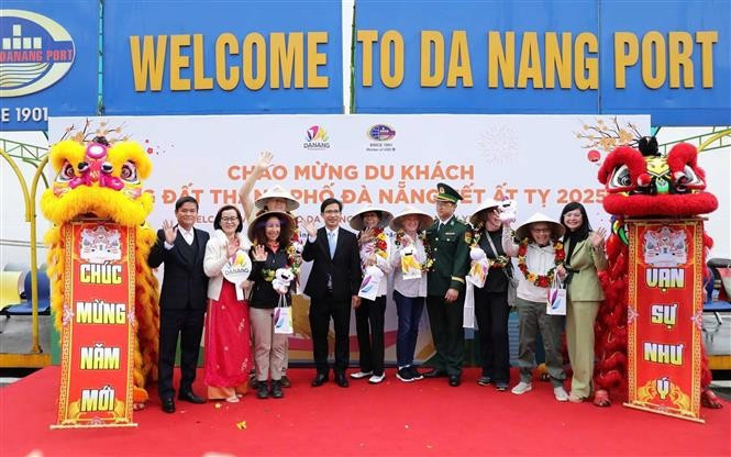 岘港市迎接新年首批国际游客。图自越通社