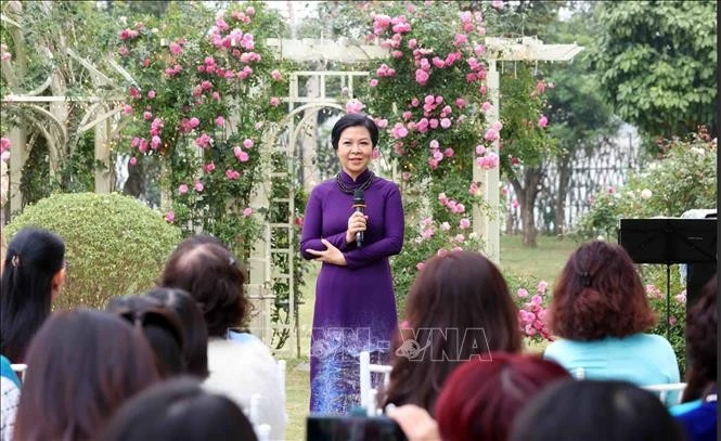 越共中央总书记夫人亲密会见河内市东盟妇女小组。图自越通社