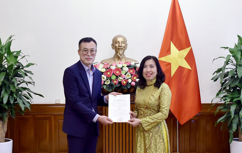 越南外交部副部长黎氏秋姮7月2日向韩国《金融新闻》颁发设立常驻越南代表处的许可证。图自越南外交部