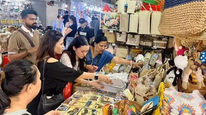 游客参观滨城集市。图自《西贡解放报》
