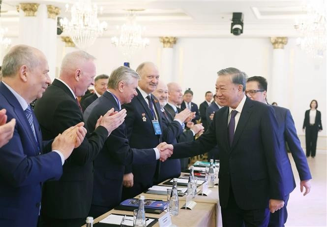 苏林总书记会见俄罗斯援越人士、知识分子和专家。图自越通社