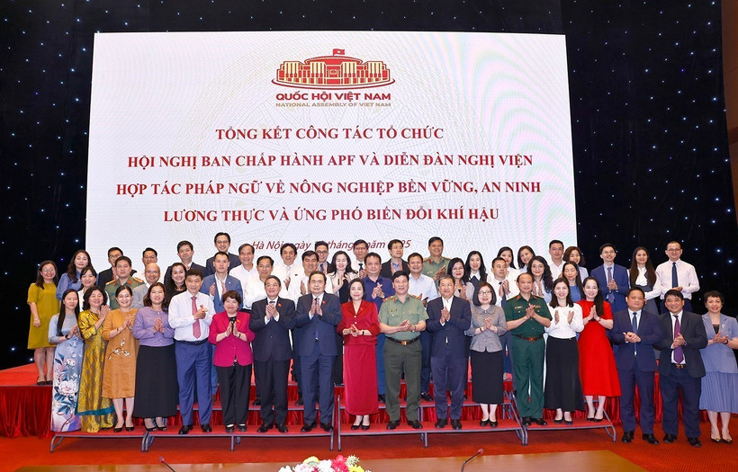 与会代表合影。图自越通社