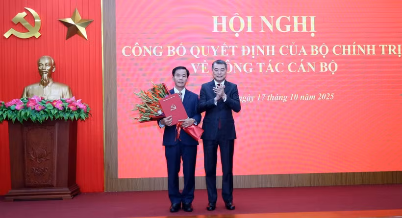 中央组织部长黎明兴向阮文方同志颁发决定。图自越通社