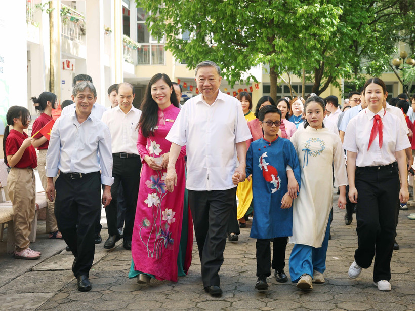 越共中央总书记苏林来到河内阮廷炤初中和社檀初中看望慰问教师和学生。图自越通社