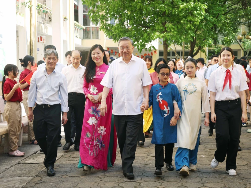 越共中央总书记苏林来到河内阮廷炤初中和社檀初中看望慰问教师和学生。图自越通社