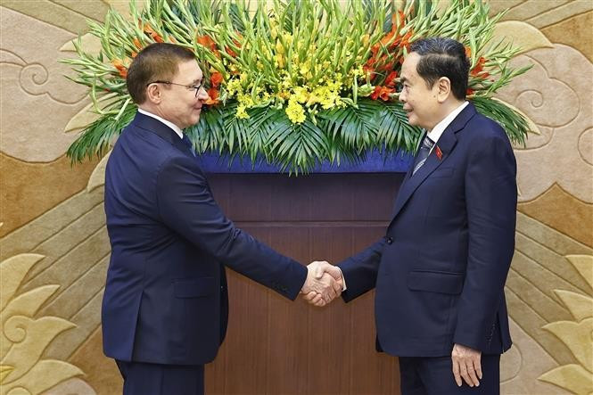 越南国会主席陈青敏会见俄罗斯联邦委员会第一副主席、统一俄罗斯党总委员会秘书弗拉基米尔·弗拉基米罗维奇·亚库舍夫。图自越通社