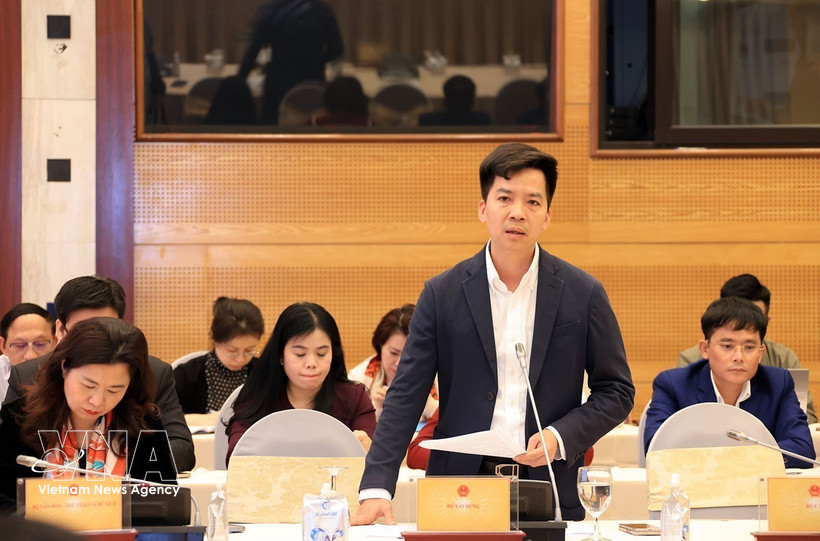 越南建设部住宅和房地产市场管理局副局长何光兴发言。图自越通社