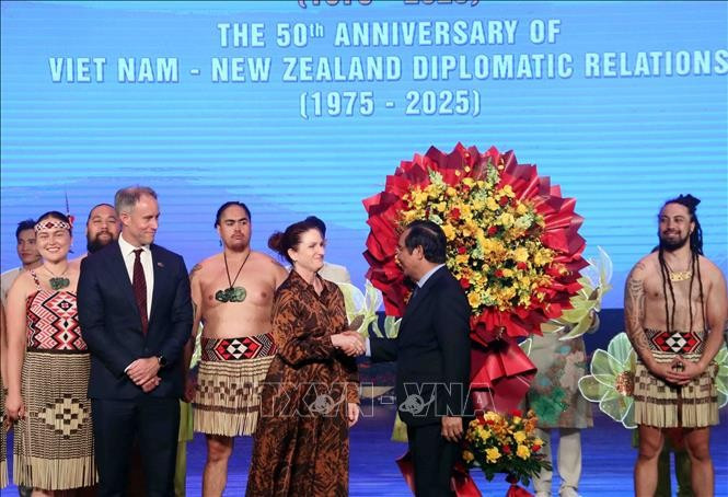 胡志明市人民委员会主席阮文得祝贺新西兰驻胡志明市总领事斯科特·詹姆斯。图自越通社