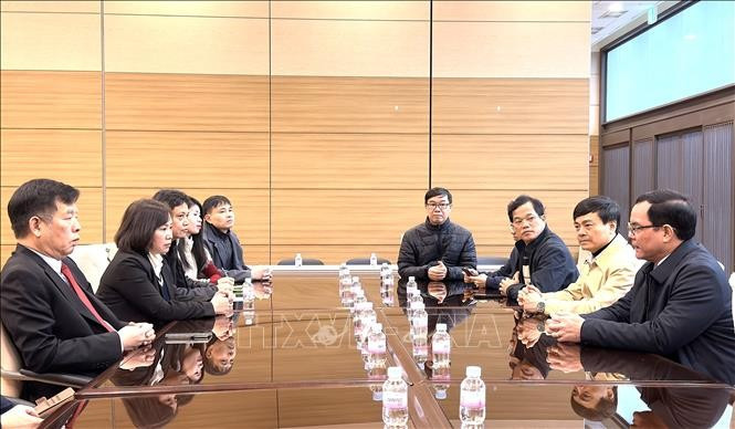 越南劳动总联合会代表团访问越南驻韩国大使馆。图自越通社