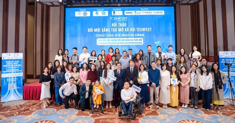出席研讨会的代表合影。图自越通社