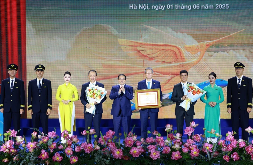 越南政府总理范明政向越南航空公司授予政府总理奖状。图自越通社