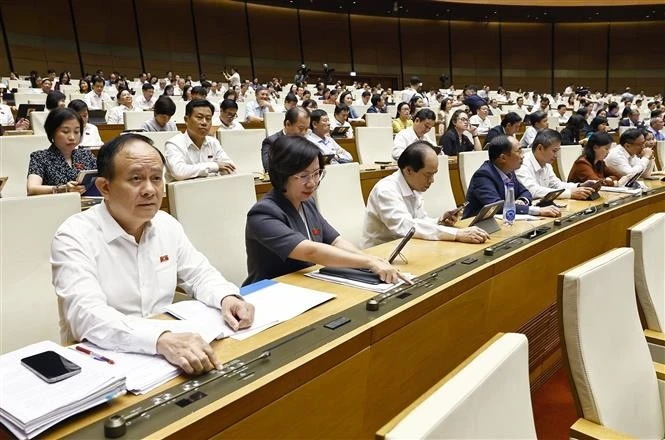 越南国会代表按下表决器表决通过关于2013年《宪法》若干条款修改补充的决议。图自越通社