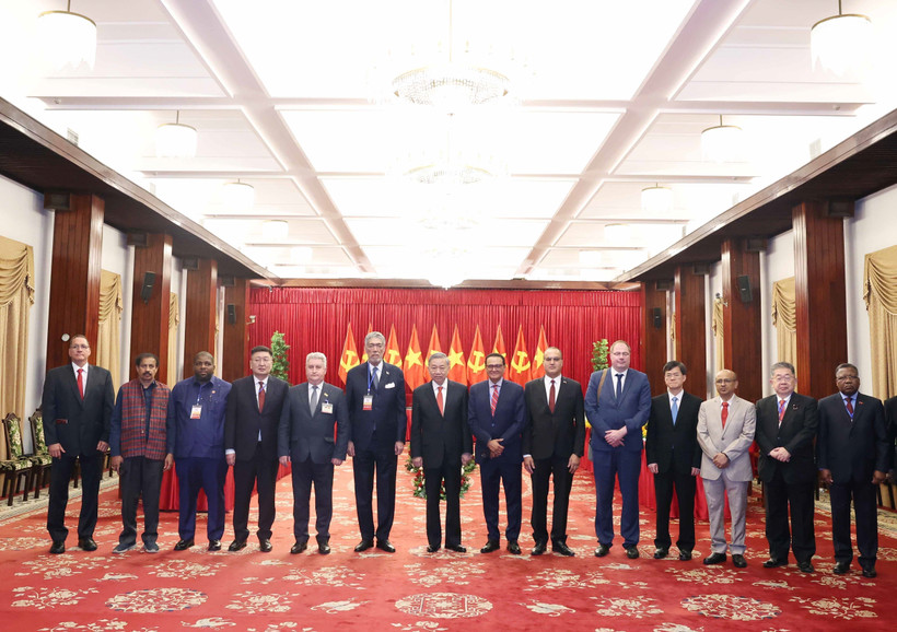 苏林同与会代表合影。图自越通社