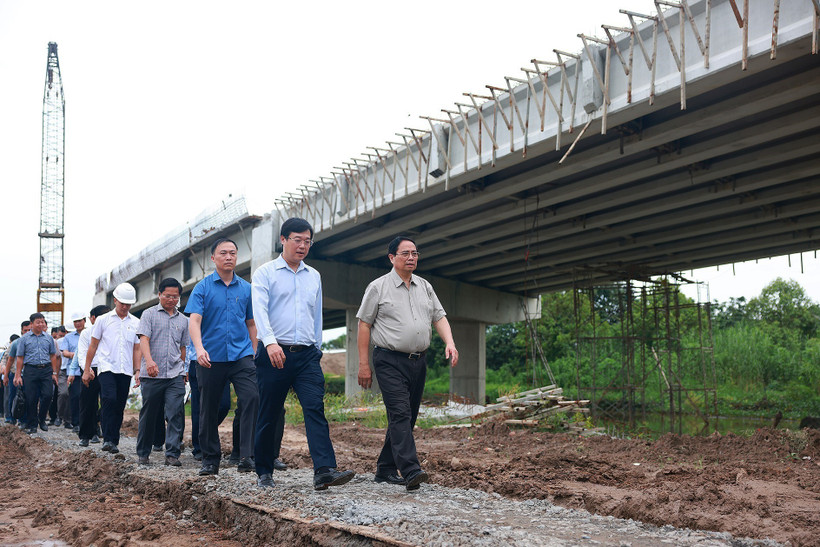 越南政府总理范明政督促九龙江三角洲地区高速公路项目施工进度。图自越通社