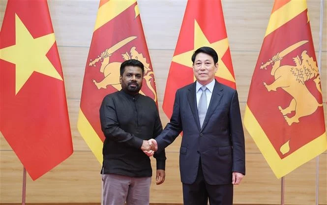 越南国家主席梁强与斯里兰卡民主社会主义共和国总统阿努拉。图自越通社