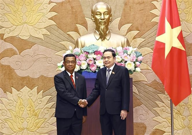越南国会主席陈青敏会见老挝国会副主席苏温·伦奔米。图自越通社
