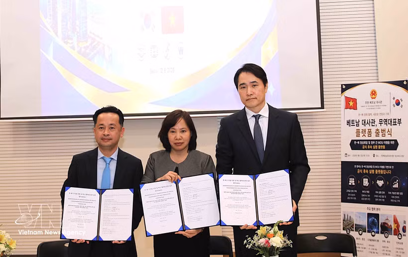 越南驻韩国商务处、越南驻韩国科技办事处与韩国合作伙伴签署合作谅解备忘录。图自越通社