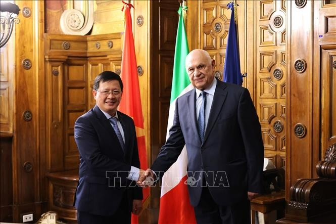越南司法部副部长梅良魁会见意大利司法部长卡洛·诺迪奥。图自越通社