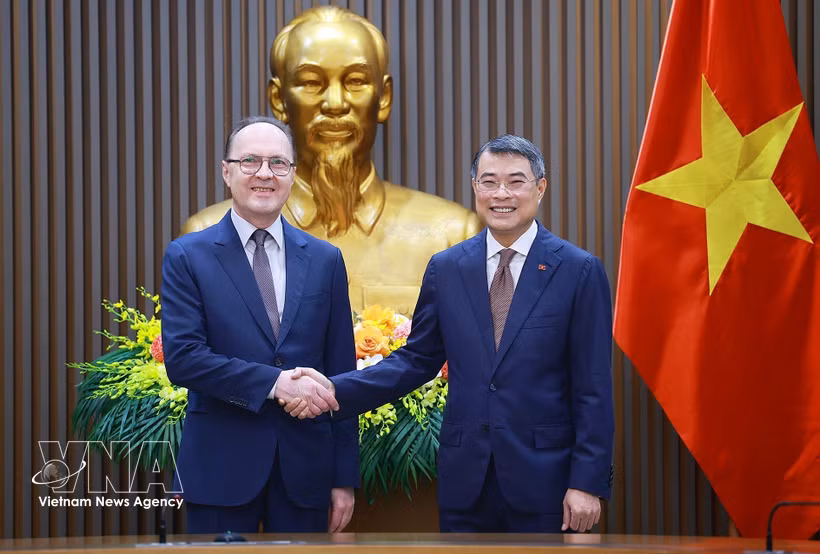 越南政府总理黎明兴与俄罗斯联邦驻越南特命全权大使根纳季·别兹杰特科。图自越通社