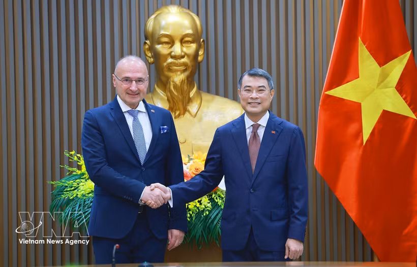越南政府总理黎明兴与克罗地亚外交和欧洲事务部长拉德曼。图自越通社