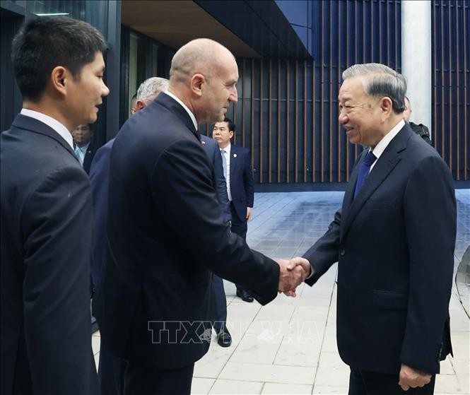 越共中央总书记苏林访问保加利亚Samel-90国防工业公司。图自越通社