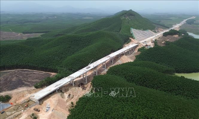 万宁-甘露高速公路施工中。图自越通社