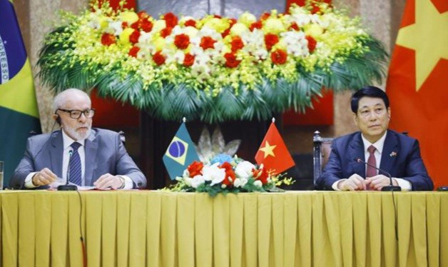 越南国家主席梁强与巴西总统卢拉共同会见记者。图自越通社