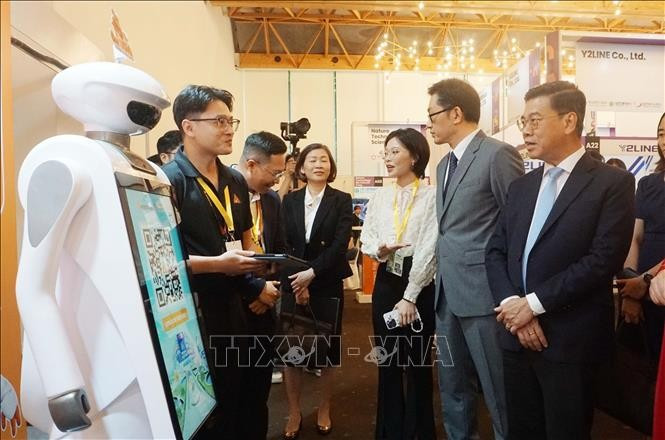 2025年“韩越市场对接之门”贸易博览会现场。图自越通社
