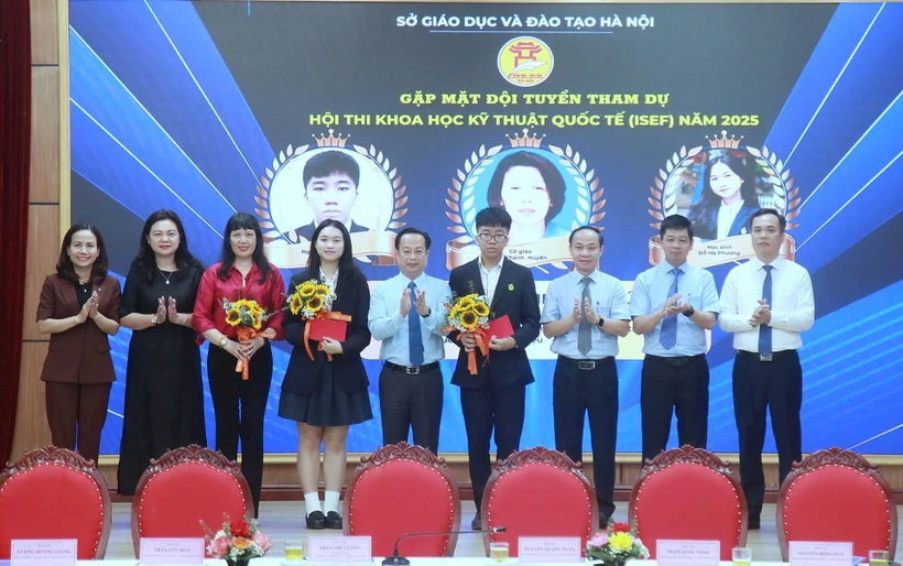 参加2025年国际科学与工程大奖赛的越南国家代表队见面会。图自新河内报